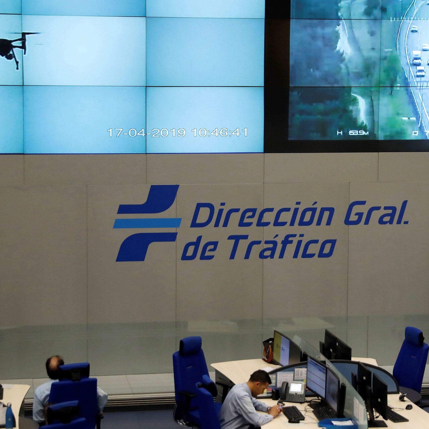 GRAF2774. MADRID, 17/04/2019.- Los ocho drones de la Dirección General de Tráfico (DGT) han comenzado ya a estar plenamente operativos por vez primera para vigilar todas las carreteras españolas, principalmente las convencionales, y transmitir imágenes al centro de gestión de este organismo, coincidiendo con la operación de Semana Santa. Responsables de la DGT han presentado este miércoles el funcionamiento de estos aparatos y su capacidad para grabar a grandes distancias y transmitir imágenes del estado de la circulación de las carreteras, cualquier tipo de incidencias como accidentes y toda clase de infracciones incluidas el uso del móvil al volante y la no utilización del cinturón de seguridad. EFE/ Chema Moya